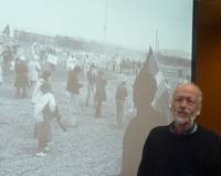 Ausstellungsmacher Gelderblom vor Demo-Foto